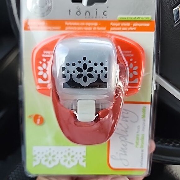 Tonic Studios Simplicity Pattern Paper Punch Daisy 2 Border Trim - Picture 2 of 2